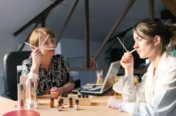 調(diào)香技術(shù)概述：辨香、仿香、創(chuàng)香、評(píng)香