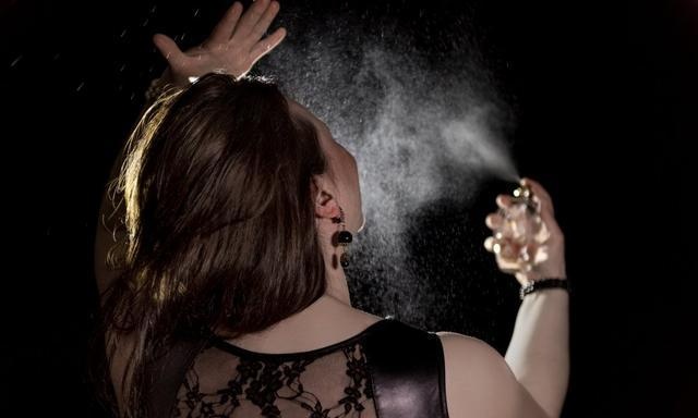 女人噴香水時(shí)，2個(gè)習(xí)慣會(huì)很“掉價(jià)”，大牌香水也躲不過(guò)