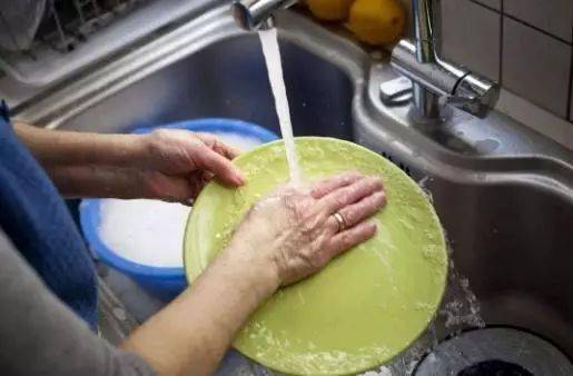 用“它”來(lái)洗碗，去污能力強(qiáng)，還不傷手，以后家里不用買洗潔精了